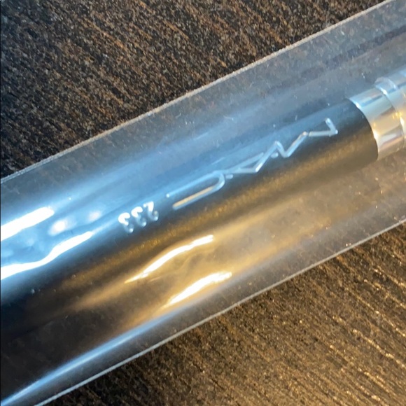 MAC
233 Split Fibre Eye Shadow Brush - Picture 3 of 3